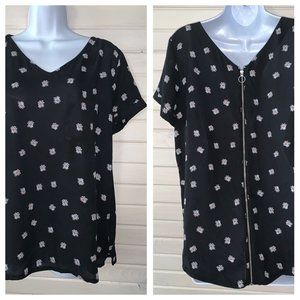 Maurices Sz LARGE Black Zippered V-Back Floral Blouse Top Short Sleeve EUC